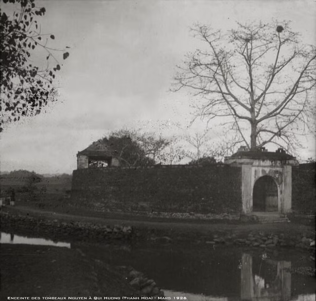 Bên ngoài lăng miếu Triệu Tường ở Gia Miêu Ngoại Trang, nơi đặt lăng mộ tổ tiên nhà Nguyễn ở Quý Hương, Quý Huyện (nay là xã Hà Long, huyện Hà Trung), Thanh Hóa tháng 3/1926. Ảnh tư liệu.