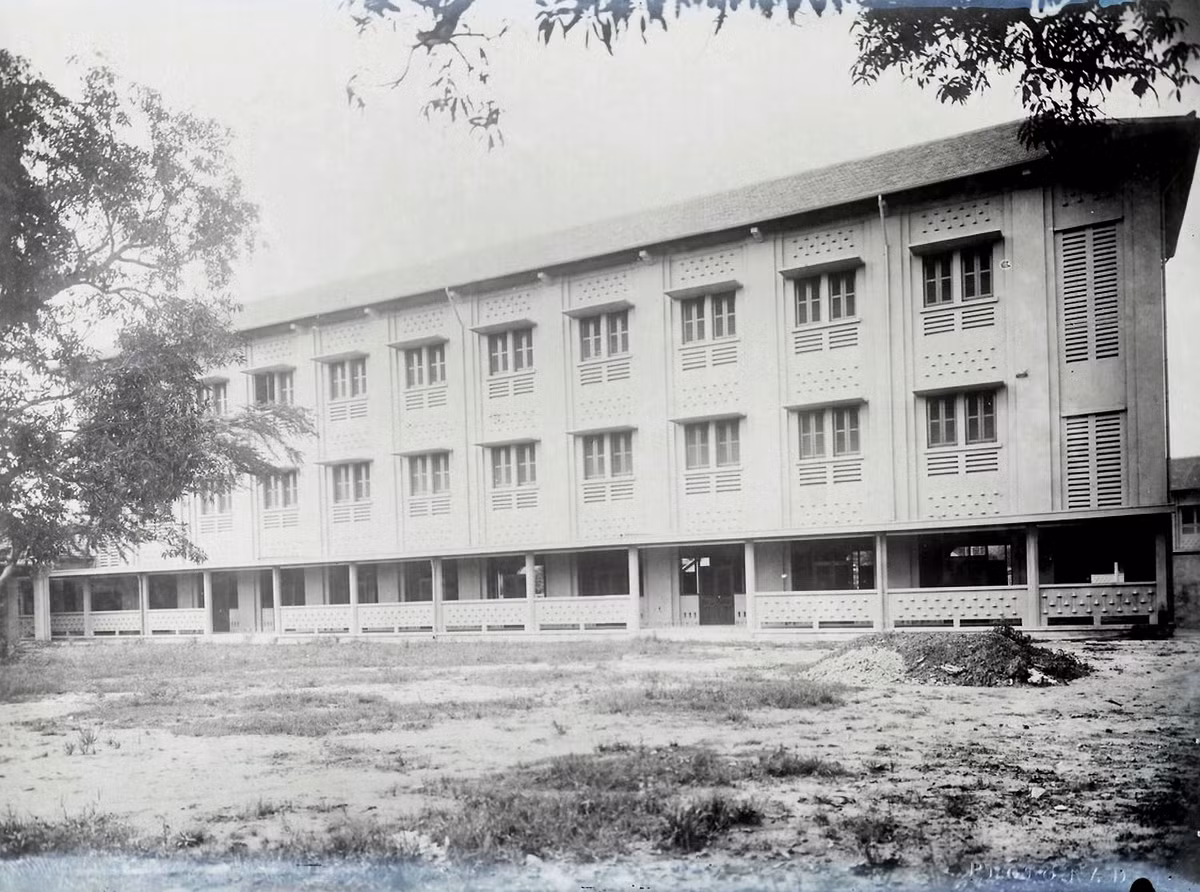 Khối nam sinh trường Tân Định, nay là trường THPT Nguyễn Thị Diệu. Ảnh tư liệu.