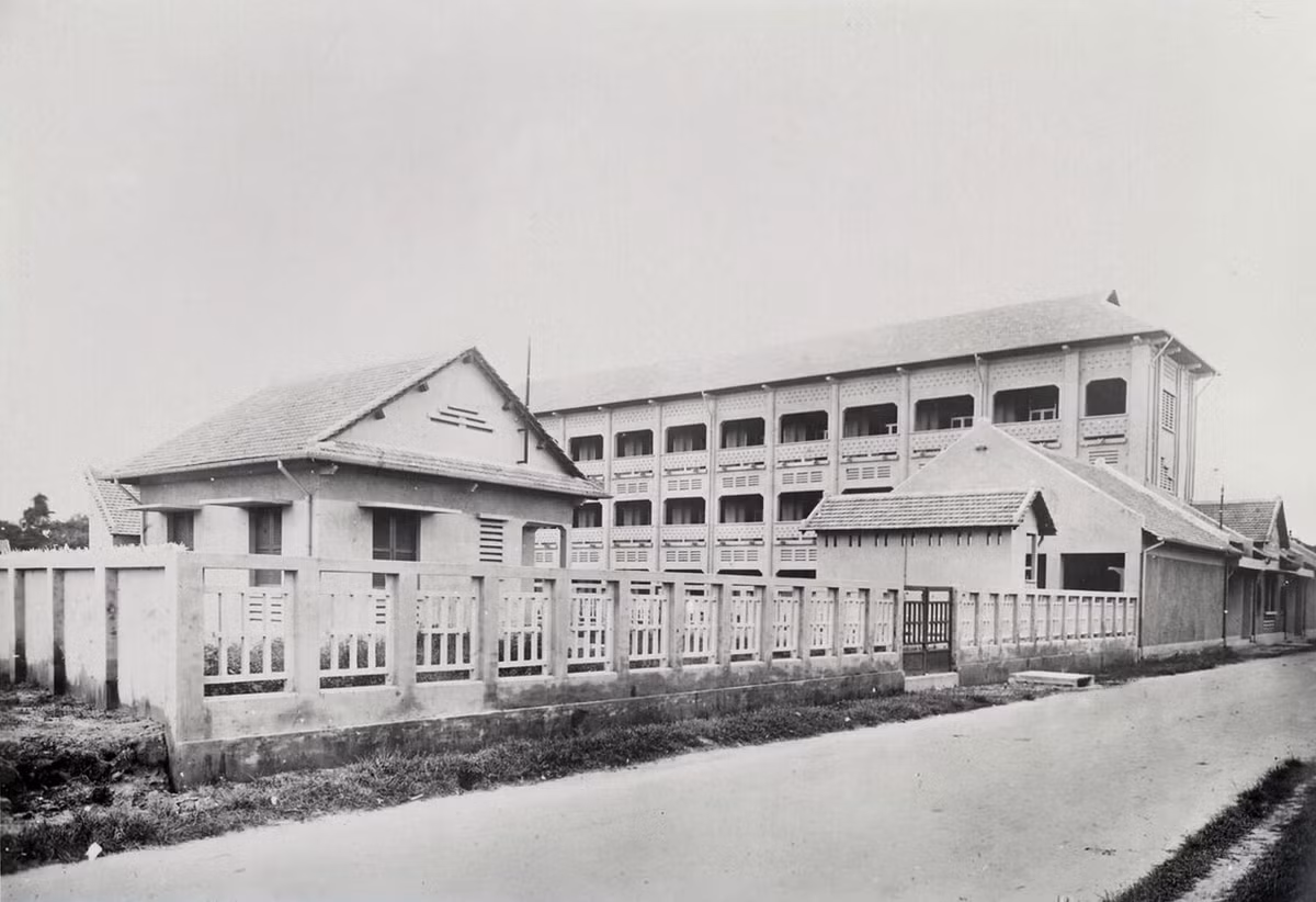 Khối nữ sinh trường Tân Định. Ảnh tư liệu.