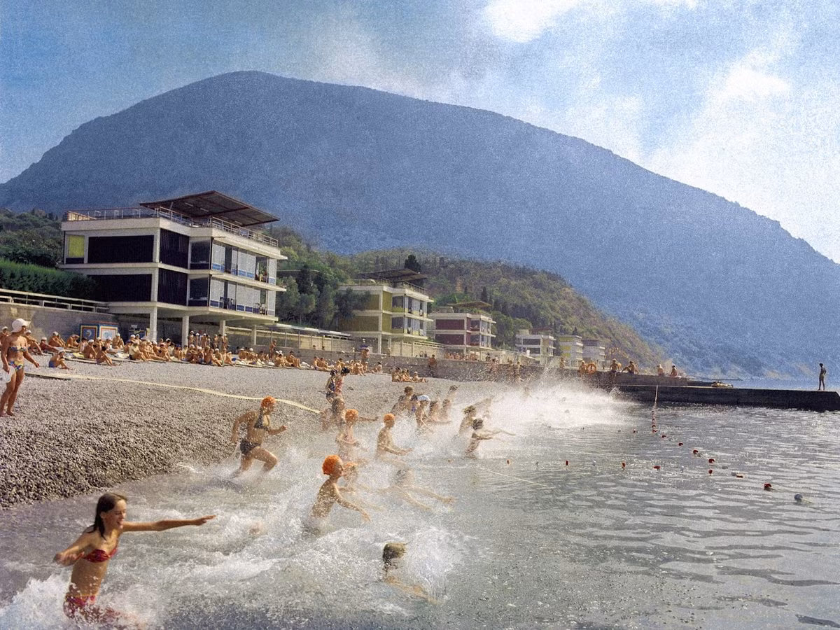 Lúc này, toàn bộ trại hè có khoảng 150 tòa nhà, gồm rất nhiều nhà nghỉ, ba cơ sở y tế, trường học, phòng chiếu phim, ba bể bơi, sân vận động và sân chơi, có thể tiếp nhận hàng nghìn trẻ em cùng lúc. Do nằm trong khu vực khí hậu ấm áp, trại hè Artek có thể hoạt động hầu như quanh năm