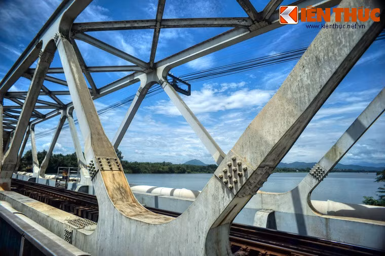 Do vậy, dù cầu Bạch Hổ và cầu Dã Viên về mặt kỹ thuật là hai cây cầu độc lập, người dân Huế vẫn gọi chung hai cây cầu này là "cầu sắt Bạch Hổ", và nói tới cầu Bạch Hổ là bao hàm cả hai cầu này luôn.