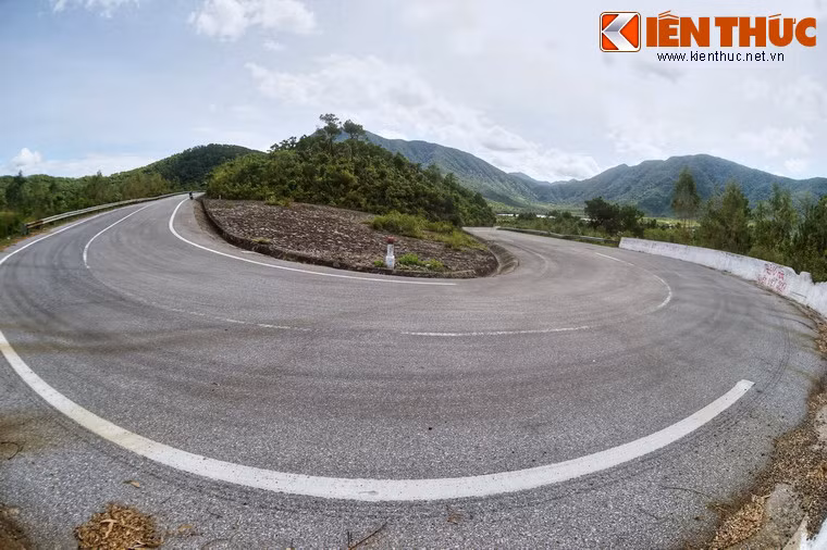 Đường đèo khá dốc, có nhiều khúc cua nguy hiểm.