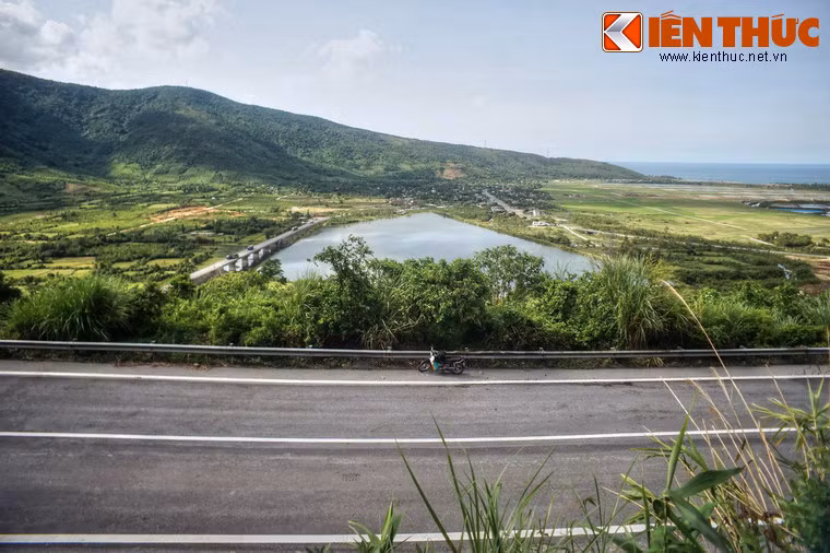 Tại nhiều góc của đèo, có thể quan sát những khung cảnh hùng vĩ của miền đất ven biển miền Trung.