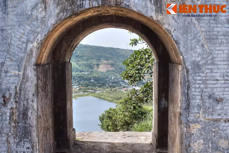 Từ Hoành Sơn Quan có thể nhìn bao quát toàn bộ đèo Ngang với những cảnh quan hấp dẫn.