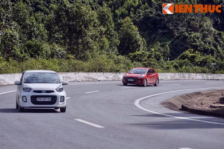 Do phần lớn phương tiện giao thông đi qua hầm, tuyến đường đèo Ngang trở nên vắng vẻ, chủ yếu dành cho những du khách muốn khám phá vẻ đẹp của danh thắng này