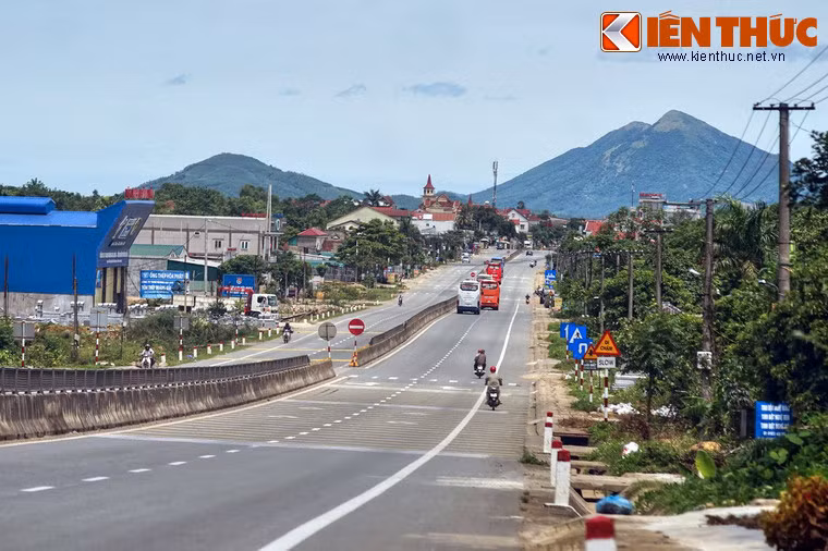 Đèo dài 6 km, đỉnh cao khoảng 250m, nằm trên quốc lộ 1A cũ, vượt qua dãy Hoành Sơn - một phần dãy Trường Sơn chạy ngang ra biển Đông.