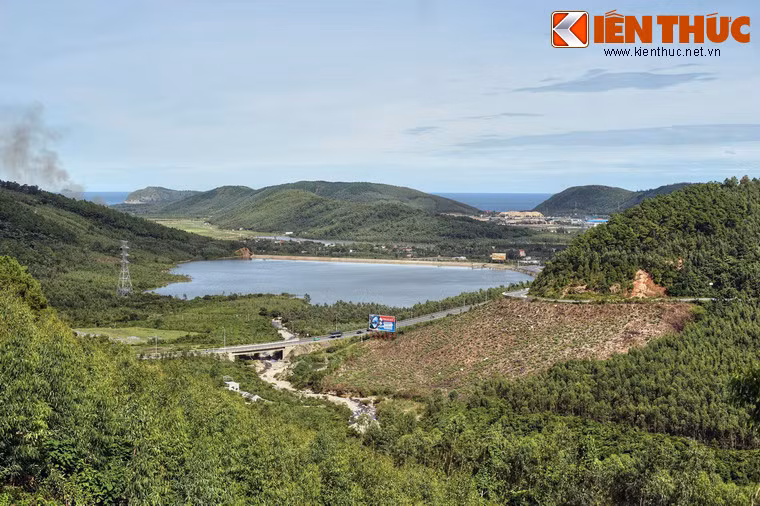 Nổi tiếng nhất trong đó là bài thơ "Qua Đèo Ngang" của Bà huyện Thanh Quan, được xem như đã vẽ lên bức tranh thủy mặc tuyệt đẹp bằng nghệ thuật ngôn từ.