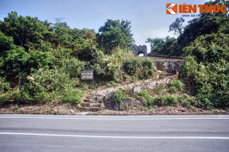 Trên đỉnh đèo ngày nay còn lưu giữ Hoành Sơn Quan, một cánh cổng được xây năm 1833, dưới thời vua Minh Mạng.