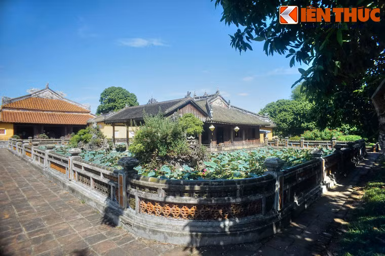 Nằm ở phía Đông của Diên Thọ chính điện là tạ Trường Du, một nhà thủy tạ được dựng vào năm 1849 trong lần đại tu cung Gia Thọ, chuẩn bị cho lễ Tứ tuần đại khánh tiết của Hoàng thái hậu Từ Dụ.