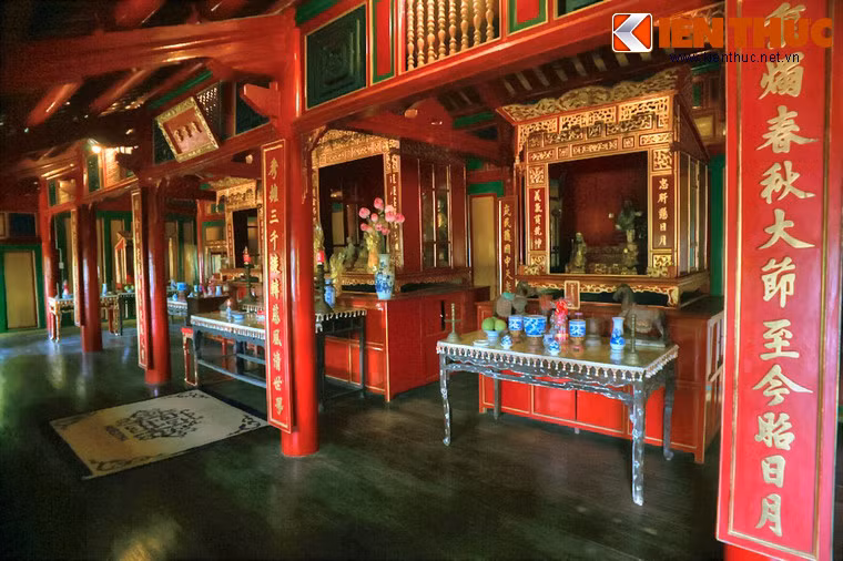 Tầng dưới của Khương Ninh Các là nơi ăn ở, sinh hoạt của các bà phi tần lớn tuổi đã quy y hoặc xuất gia tu Phật. Tầng trên là nơi thờ cúng các vị Phật, Thánh Thần nhằm phục vụ nhu cầu tín ngưỡng của các bà Hoàng thái hậu.