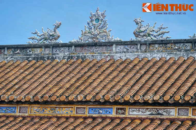 Mái Diên Thọ chính điện có hai tầng, lợp ngói lưu ly vàng. Nóc mái và đầu đao trang trí hình chim phượng - tượng trưng cho địa vị của phụ nữ hoàng tộc Nguyễn.