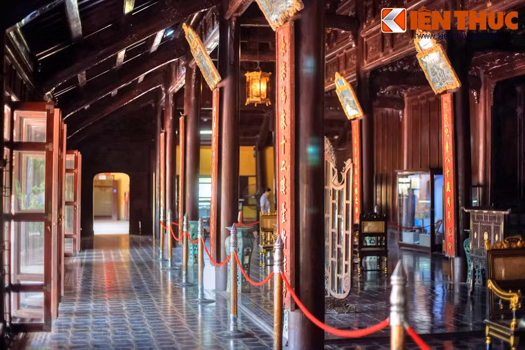 Mặt trước công trình lắp cửa kính, lối xây dựng du nhập từ phương Tây.