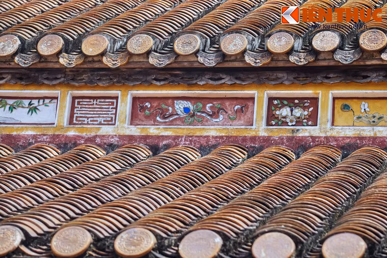 Giữa hai tầng mái là cổ diêm, được trang trí các ô hộc khảm tranh bằng sành sứ rất sinh động.