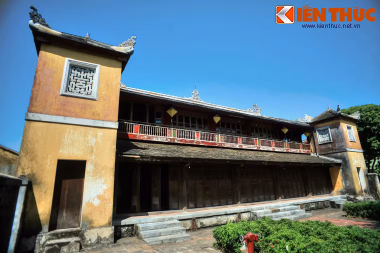 Phía Tây Bắc của Hiên tây Diên Thọ chính điện có Khương Ninh Các, được xây dựng vào năm 1830 đời vua Minh Mạng. Đây là một công trình kiến trúc hai tầng bằng gỗ nằm trong một khuôn viên độc lập, được ngăn cách với bên ngoài bằng vòng tường khép kín.