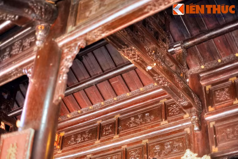 Các họa tiết chạm khắc gỗ tinh xảo trên bộ vì kèo.