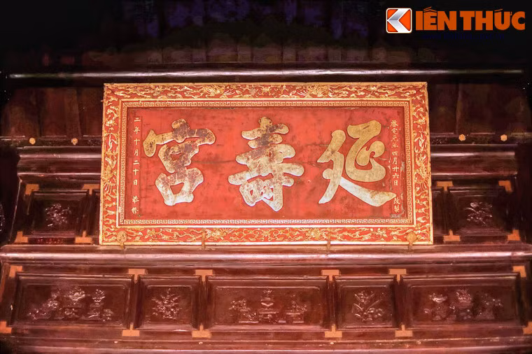 Nội thất điện còn lưu giữ được nhiều hiện vật quý, đặc biệt là bức hoành phi "Diên Thọ cung" làm năm 1916 và tám bức tranh gương cổ.