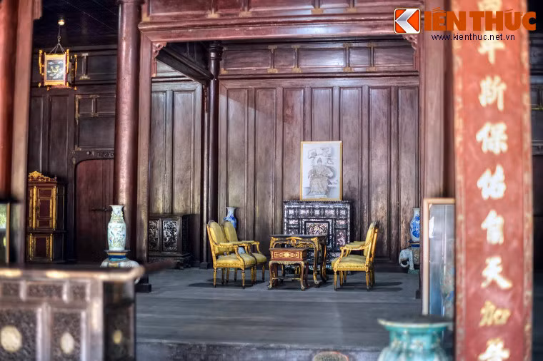 Ba gian giữa tòa điện đặt bục gỗ, kê bàn ghế làm nơi Hoàng thái hậu tiếp khách.