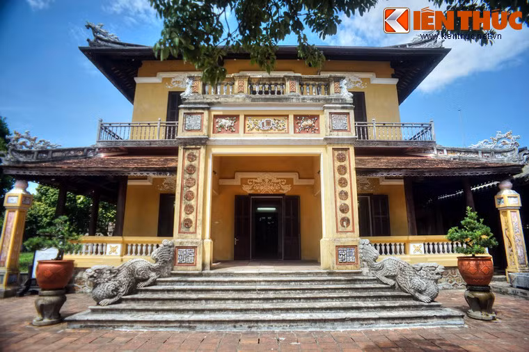 Đây là một tòa lầu xây theo kiến trúc hiện đại phương Tây, dành cho bà Từ Cung, mẹ nhà vua, sinh sống. Năm 1950, tòa lầu được mở rộng quy mô để làm nơi sinh hoạt tạm thời cho Bảo Đại. Ngày nay, tòa nhà là văn phòng Trung tâm phối hợp Nghiên cứu đào tạo và Bảo tồn di tích Huế.