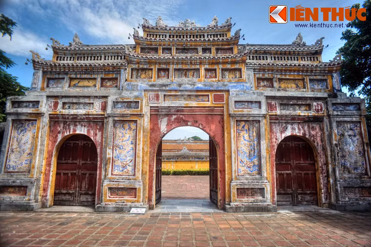 Khuôn viên của cung Diên Thọ được giới hạn bằng bức tường gạch cao trên 2m, trổ bốn cửa theo bốn hướng, Bắc là cửa Diễn Trạch, Tây là cửa Địch Tường, Đông là cửa Thiện Khánh, Nam là cửa Thọ Chỉ. Trong bốn cửa này, cửa Thọ Chỉ và cửa Thiện Khánh là hai cửa quan trọng nhất.