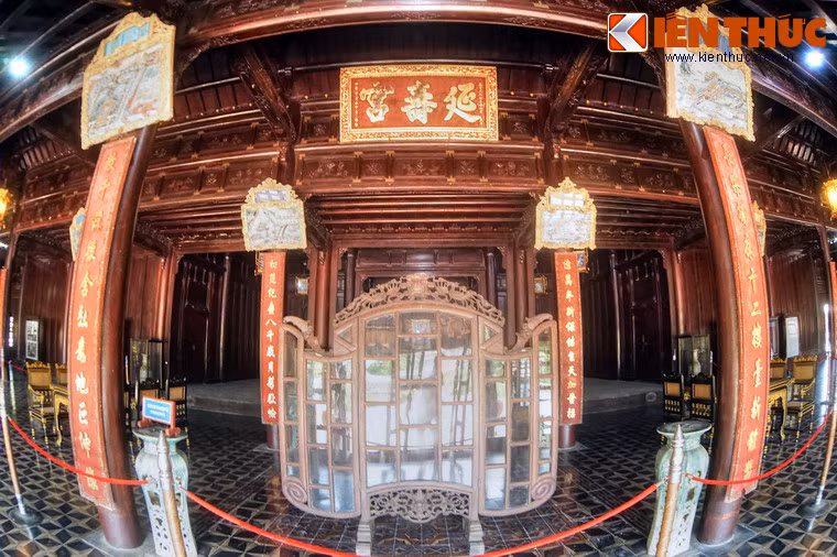 Hai gian hai bên được ngăn riêng thành buồng kín làm nơi ăn ở của Hoàng thái hậu.