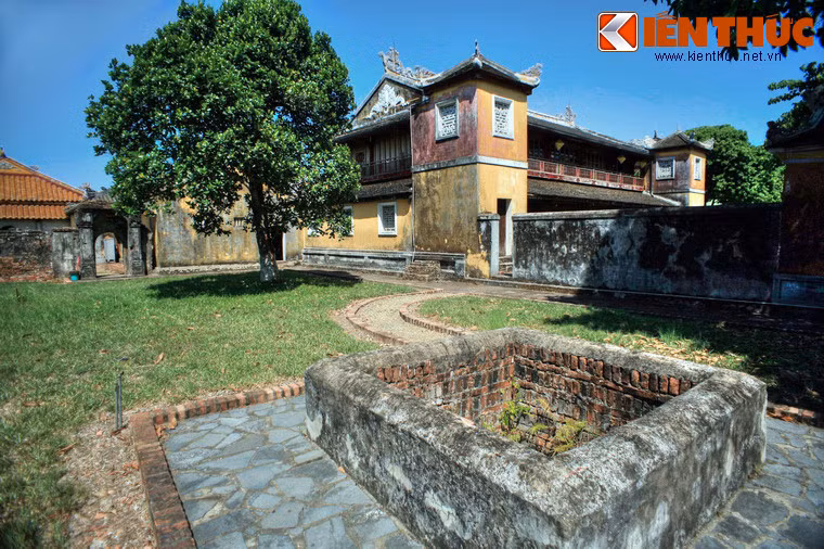 Trong khuôn viên cung còn có bốn chiếc giếng trong tổng số 13 giếng cổ còn tồn tại ở Đại Nội. Trong số này có ba giếng vuông và một giếng tròn.