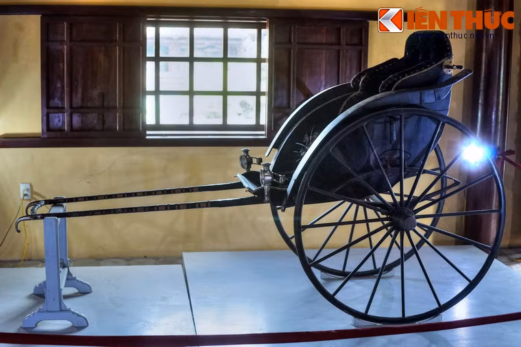 Hiện vật đáng chú ý nhất ở nơi đây là chiếc xe kéo của mẹ vua Thành Thái. Đây là hiện vật được đấu giá thành công của tỉnh Thừa Thiên - Huế tại Chateau de Cheverny (Pháp) vào tháng 6/2014. Để sở hữu chiếc xe, tỉnh Thừa Thiên - Huế đã bỏ ra 55.800 Euro (khoảng 1,5 tỉ đồng).