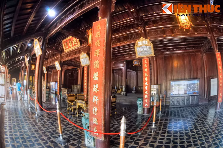 Tòa Diên Thọ chính điện được chống đỡ bằng hệ thống cột gỗ và vì kèo tiền doanh làm theo kiểu chồng rường giả thủ, chạm trổ tỉ mỉ, thanh nhã.