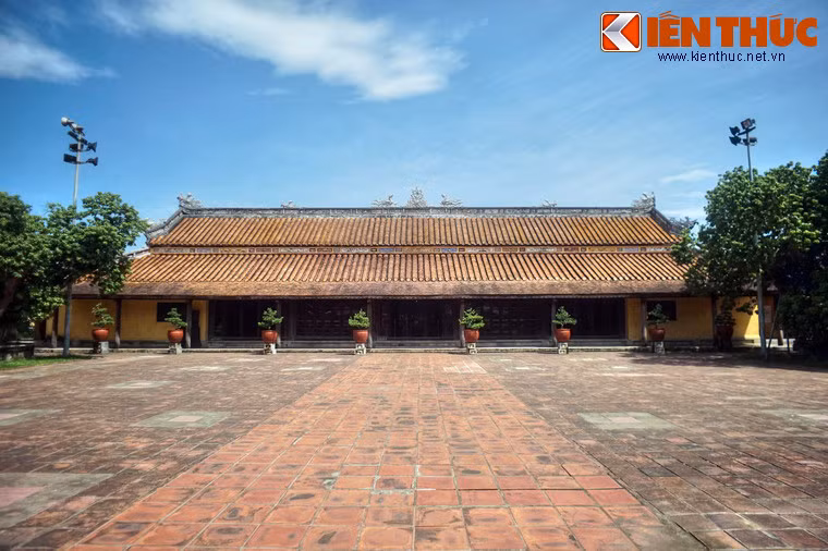 Công trình trung tâm của cung Diên Thọ là tòa Diên Thọ chính điện, xây bằng gạch và gỗ sơn đen. Chính điện xây hình chữ nhật, rộng 27,5m, dài 34,7m, diện tích gần 960m². Nền điện cao 1 thước 4 tấc (khoảng 56 cm), thềm trước điện 3 bậc đá xanh, thềm sau điện hai bên 2 bậc đá xanh.