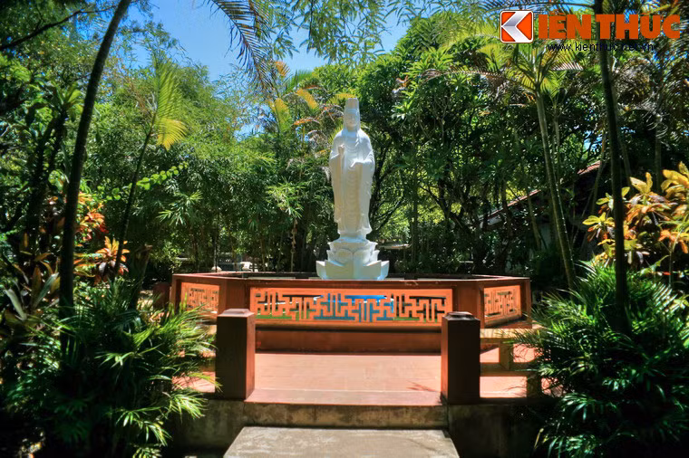 Tượng đài Quán Thế Âm Bồ Tát trong khuôn viên chùa.