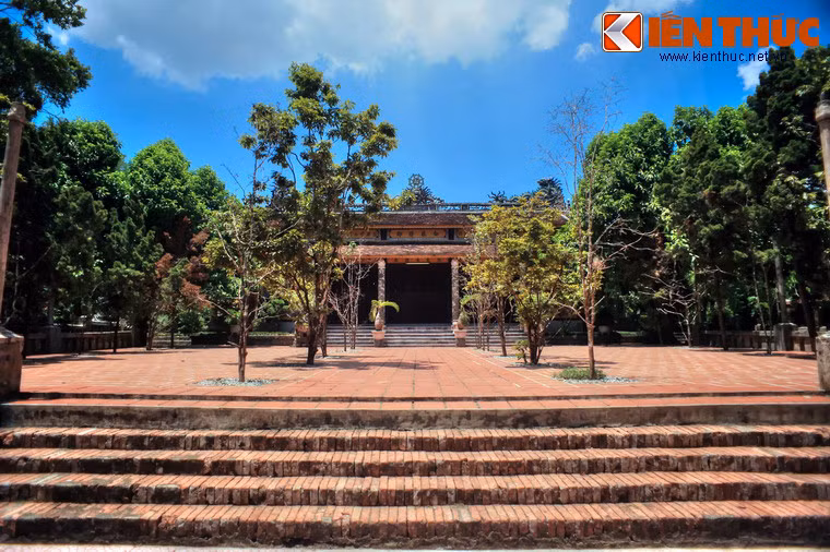 Sau tam quan là sân rộng trồng nhiều cây tùng và các cây cảnh khác. Cuối sân là chính điện.