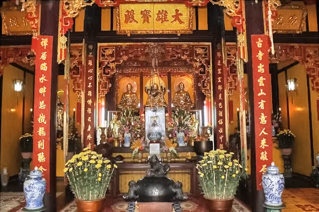 Bên trong chính điện được bài trí tôn nghiêm. Án thờ cao nhất ở gian giữa là tượng Phật Tam Thân và hai bộ kinh tạng Đại Thừa. Án thờ kế là tượng đức Phật Thích-ca, hai bên là tượng A-nan và Ca-diếp. Án hai bên thờ đức Phật Dược Sư và Bồ-tát Quan Âm.
