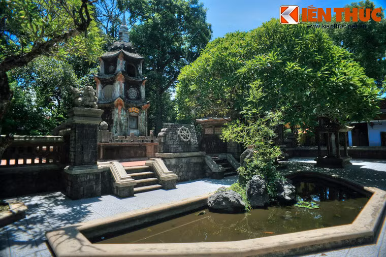 Phía trái sân chùa là khu tháp Tổ. Ở đây có tháp của Ngài Giác Phong, Tổ khai sơn chùa Báo Quốc. Tháp được xây năm 1714, cao 3,30m.