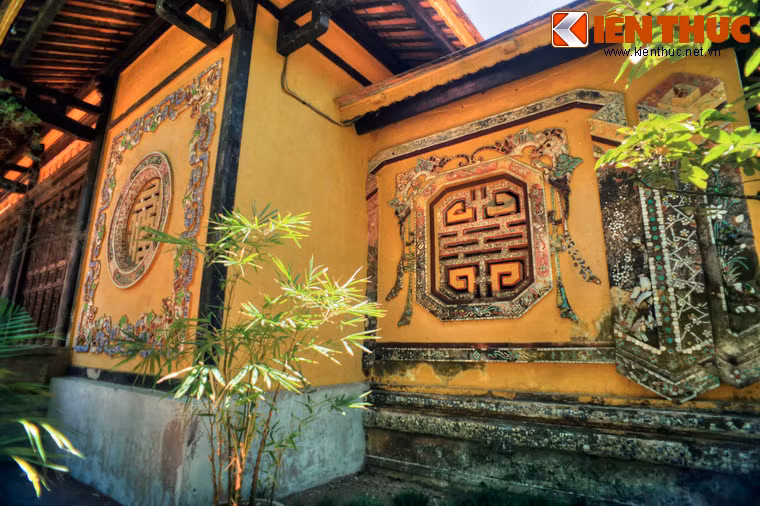 Hai bên vách chính điện trang trí hoa văn bằng mảnh sành rất công phu.