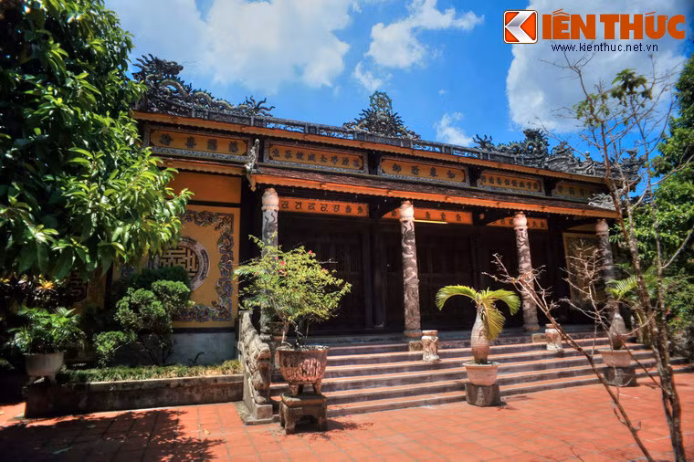 Chính điện được xây ba gian hai chái, mặt tiền có bốn trụ đắp rồng nổi, ở thành bậc tam cấp cũng có đôi rồng.