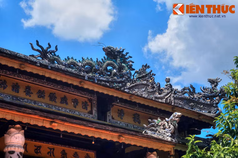 Họa tiết rồng trên mái chính điện.