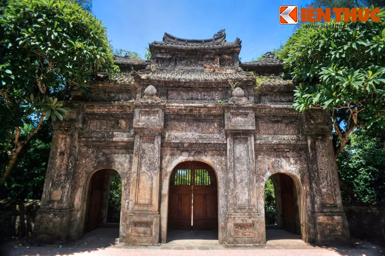 Cổng tam quan của chùa có quy mô đồ sộ, đậm nét rêu phong cổ kính.