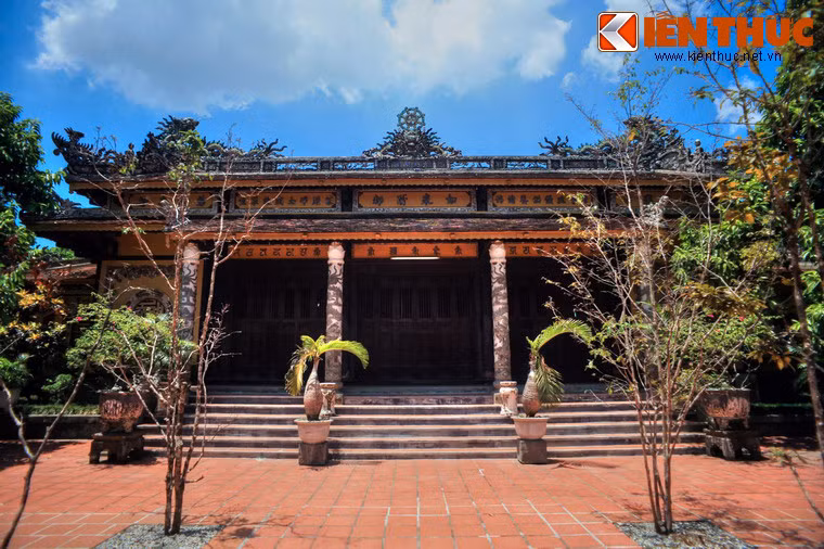 Ban đầu chùa có tên là Hàm Long Sơn Thiên Thọ Tự, do Thiền sư Giác Phong dựng vào cuối thế kỷ 17, đời Chúa Nguyễn Phúc Tần. Năm 1747, chùa được Chúa Nguyễn Phúc Khoát sắc phong là "Sắc Tứ Báo Quốc Tự".