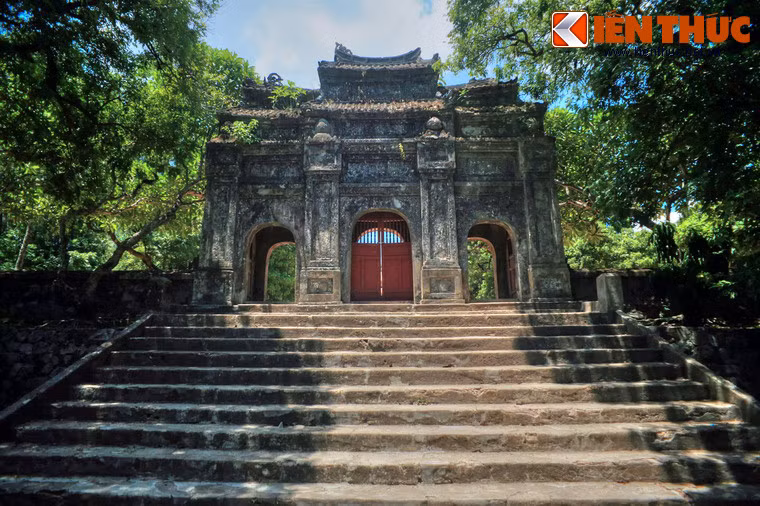 Chùa được xây dựng kiểu chữ "Khẩu", nằm trong khuôn viên rộng khoảng 2 ha. Từ mặt đường lên chùa phải bước qua vài chục bậc cấp.