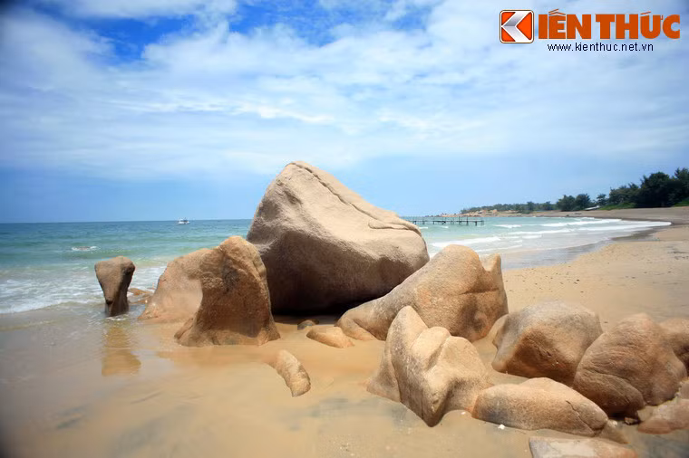 Ngoài bãi đá Bảy Màu, biển Cổ Thạch còn những bãi đá lớn với hình thù đa dạng, rất kỳ thú, như khiêu gợi trí tưởng tượng của con người.