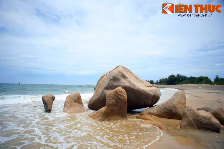 Một số hình ảnh khác về biển Cổ Thạch.