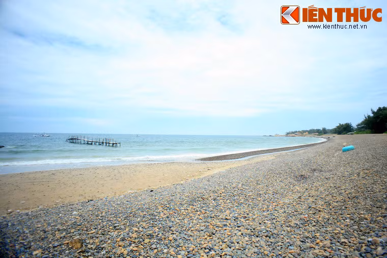 Thay vì những dải cát mịn màng, biển Cổ Thạch lại được biết đến với bãi đá Bảy Màu độc nhất vô nhị. Đây là đá biển có rất nhiều màu sắc như đỏ, nâu, vàng, tím, lam, xám, trắng… trải dài gần 1km bờ biển.