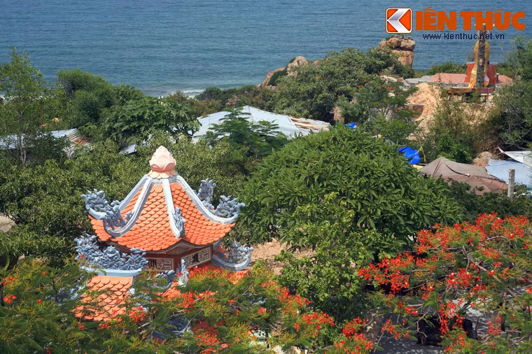 Cách bãi biển không xa có chùa Cổ Thạch (còn gọi chùa Đá Cổ, hay chùa Hang Bình Thuận) nằm trên vùng đồi đá, là một điểm hành hương và tham quan nổi tiếng của khu vực.