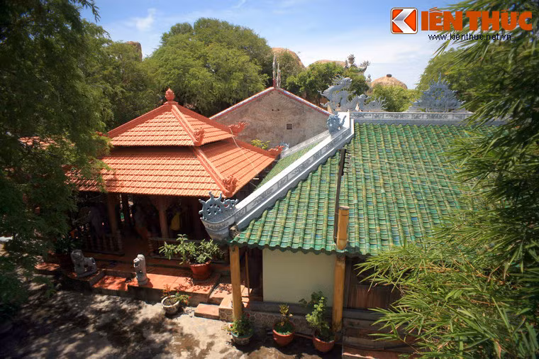 Đây là một ngôi chùa độc đáo với các điện thờ tựa lưng vào vách đá hoặc nằm trong các hang động tự nhiên. Chùa đã được công nhận là một di tích, thắng cảnh cấp quốc gia của Việt Nam.