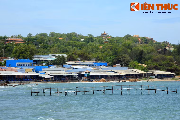 Một góc biển Cố Thạch với chùa Cổ Thạch ẩn hiện trong màu xanh cây cối.