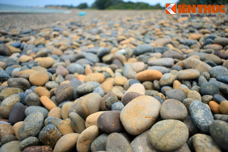 Bãi đá được hình thành tự nhiên do các viên đá được đẩy từ lòng biển trồi nhô lên bờ dưới tác động của thủy triều và dòng hải lưu. Hiện tượng các viên đá được đẩy lên bờ ngày nào cũng diễn ra, từ ngàn xưa cho đến nay.