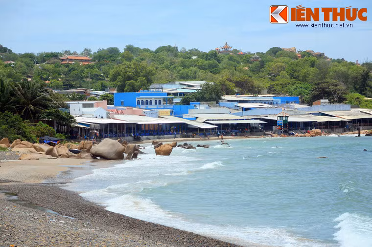 Giữa bãi biển và chùa là khu dịch vụ du lịch với nhiều hàng quán, nhà nghỉ.