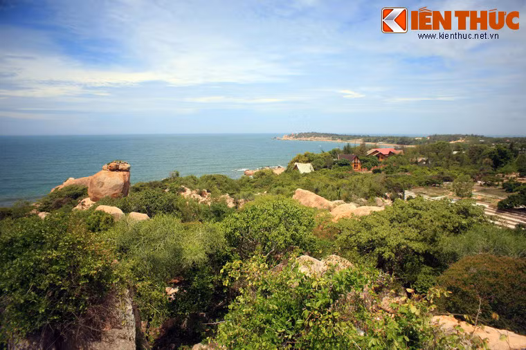 Vùng biển Cổ Thạch nhìn từ chùa Cổ Thạch.