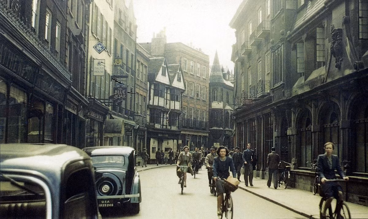 Những người phụ nữ đạp xe trên đường phố Cambridge, 1944. Ảnh: Vintag.es.