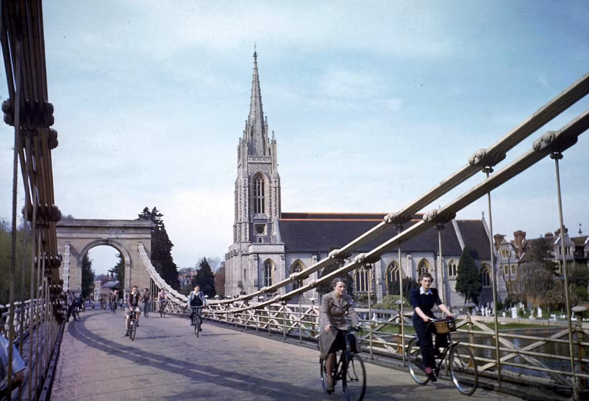 Các phụ nữ Anh đạp xe trên cầu bắc qua sông Thames ở thị trấn Marlow, Buckinghamshire, tháng 5/1944. Ảnh: Vintag.es.