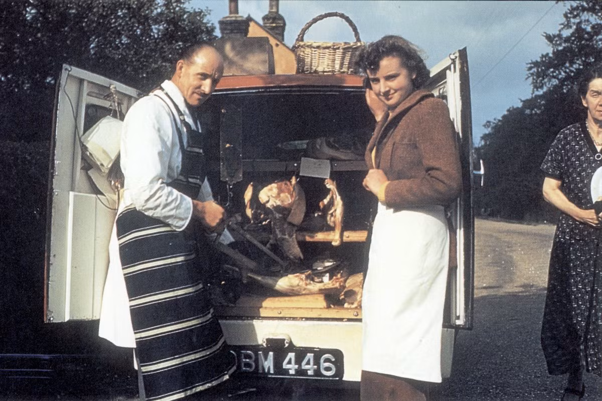 Hai vợ chồng người bán thịt ở Aswell, Hertfordshire, 1944. Ảnh: Vintag.es.